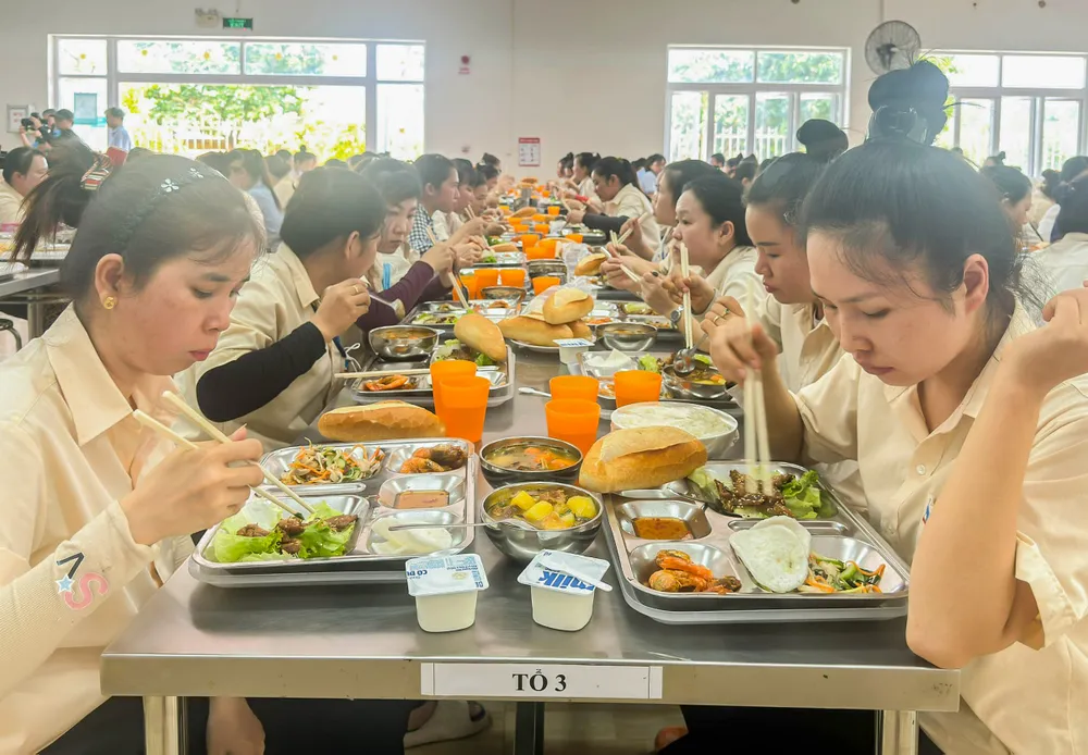 Bữa cơm công đoàn tại xí nghiệp may Khatoco có với thịt nướng, tôm cháy tỏi, gỏi thập cẩm, bò hầm tiêu xanh, sữa chua tráng miệng. Ảnh: KH H2.jpg