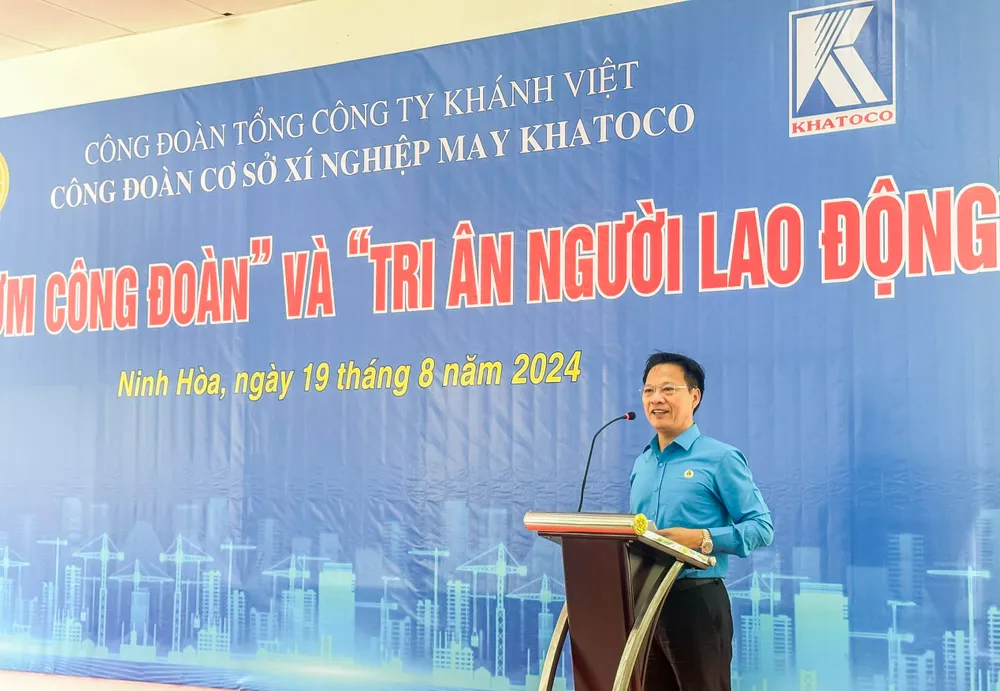 Ông Phan Thanh Liêm chia sẻ với các công nhân, người lao động tại chương trình. Ảnh: KH H4.jpg
