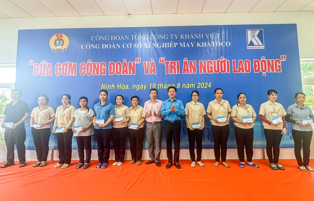 Đại diện Liên đoàn Lao động tỉnh Khánh Hòa và công đoàn Tổng công ty Khánh Việt trao quà cho đoàn viên, người lao động khó khăn. Ảnh: KH H5.jpg