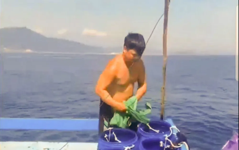 Các ngư dân phát trực tiếp trên mạng xã hội cầu cứu. Ảnh: AB vào cảng cá.jpg