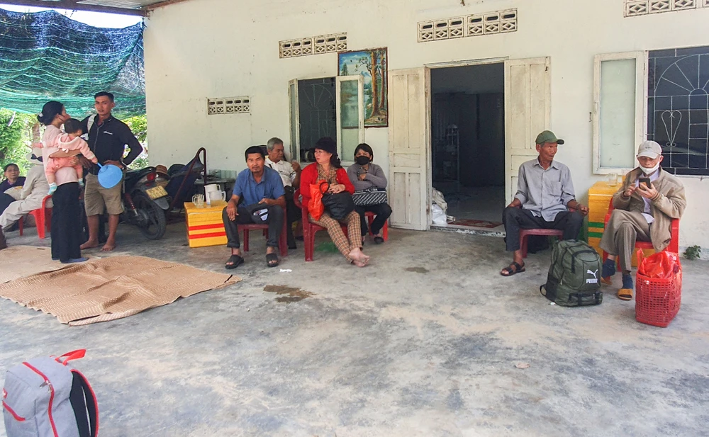 Đang dừng trả khách trên quốc lộ 1, xe giường nằm bốc khói cháy ngùn ngụt