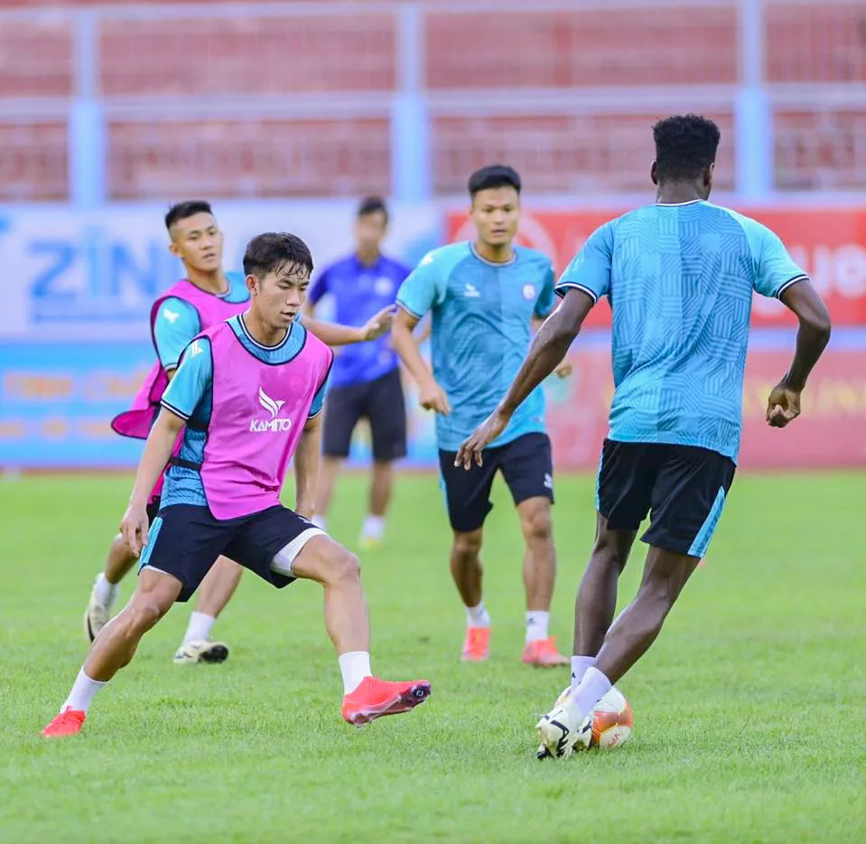 Đội bóng phố biển tập luyện cho mùa giải mới khi nhiều nỗi lo. Ảnh: CKH. ăn chặn tiền.jpg