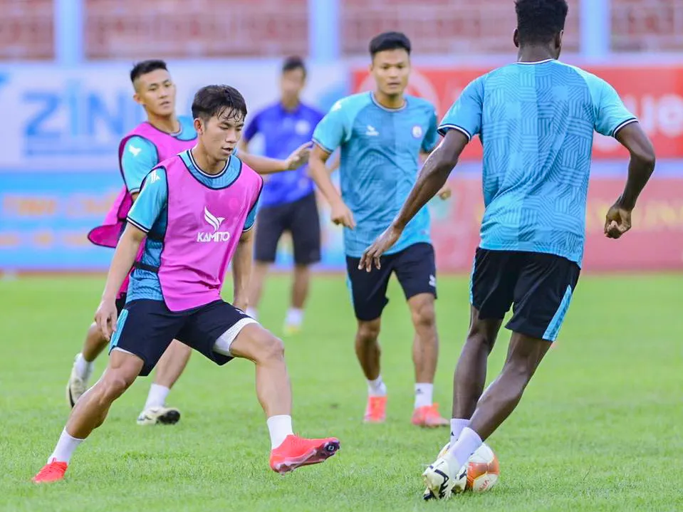 Các cầu thủ CLB Khánh Hòa có thể yên tâm tập luyện cho mùa giải mới khi đã có nhà tài trợ và các vấn đề tài chính cũng được giải quyết. Ảnh: CKH. ăn chặn tiền.jpg