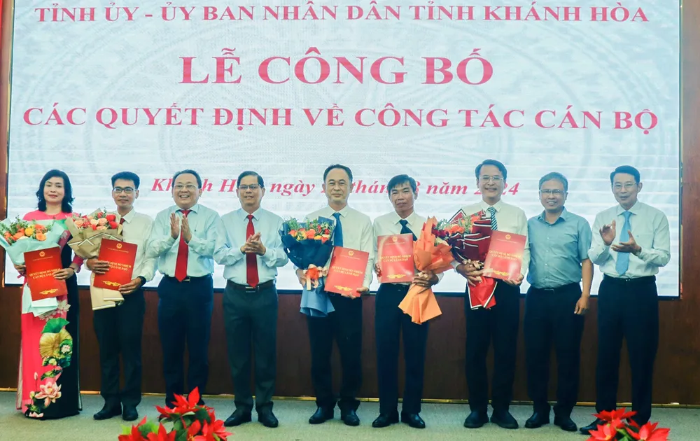 Lãnh đạo Tỉnh ủy, UBND tỉnh Khánh Hòa trao quyết định cho các cán bộ. Ảnh: XT Phó giám đốc.jpg