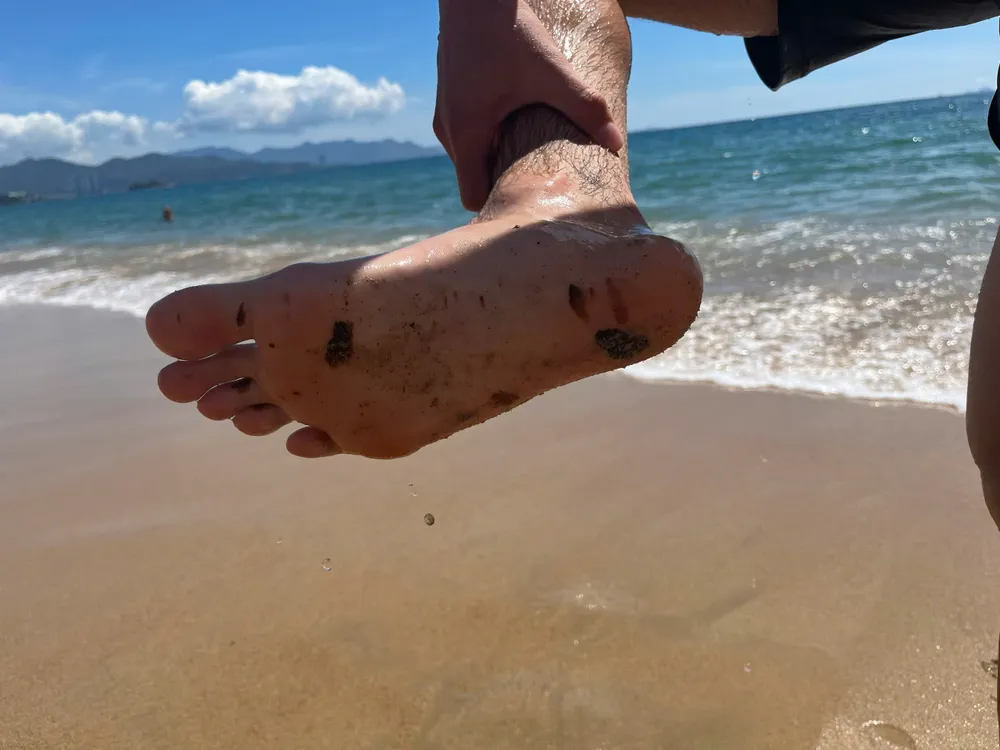 Dầu vón cục tràn vào bờ biển Nha Trang, dính vào người tắm biển