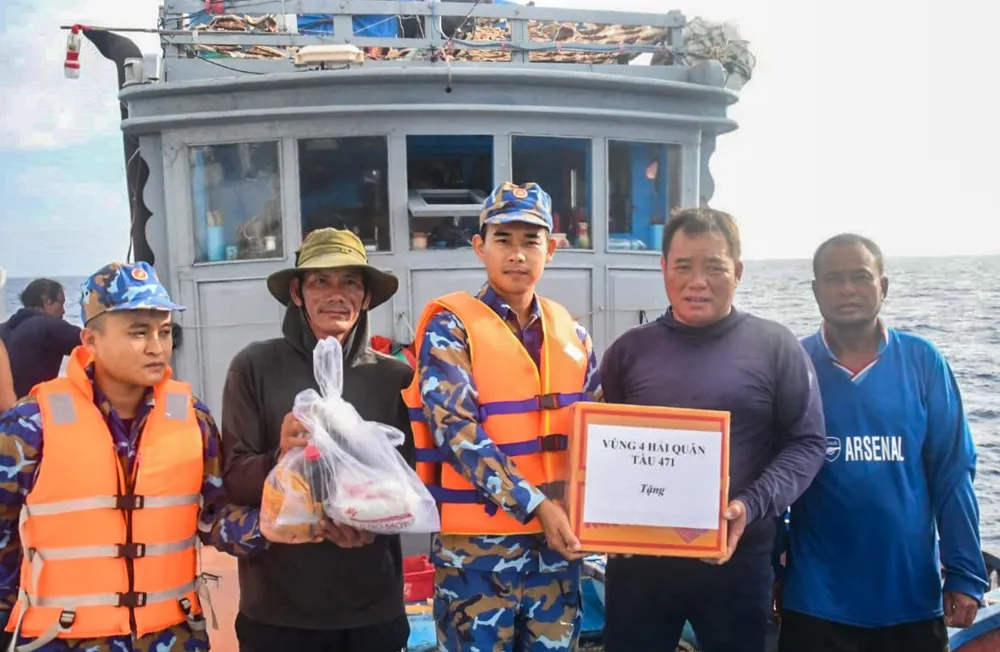 Cán bộ, chiến sĩ tàu 471 giúp đỡ các ngư dân. Ảnh: NGUYỄN NAM hết lương thực.JPG