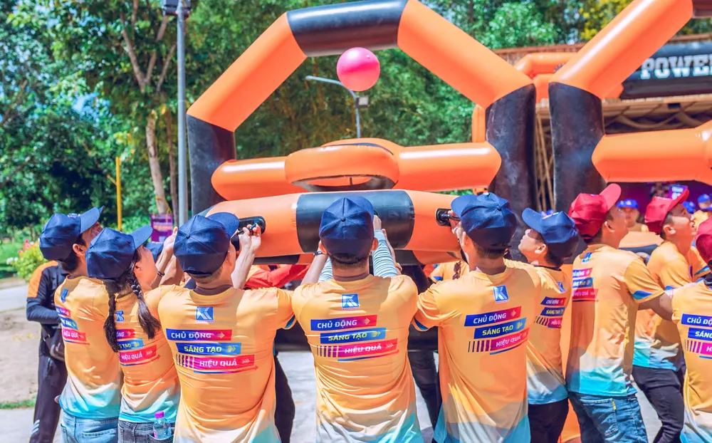 Các đoàn viên thanh niên Khatoco hào hứng tham gia các game teambuilding. Ảnh: KIỀU HƯƠNG H2.jpg