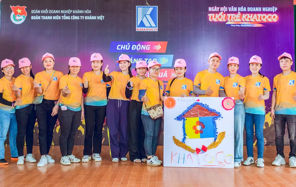 Đoàn viên thanh niên Khatoco thể hiện sự sáng tạo trong việc trang trí biểu tượng Ngôi nhà văn hóa. Ảnh: KIỀU HƯƠNG H4.jpg