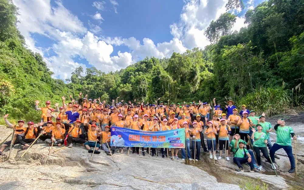 Đoàn viên thanh niên Khatoco chinh phục thác thượng nguồn Ho-Cho sau chặng đường 8 km. Ảnh: KIỀU HƯƠNG H7.jpg