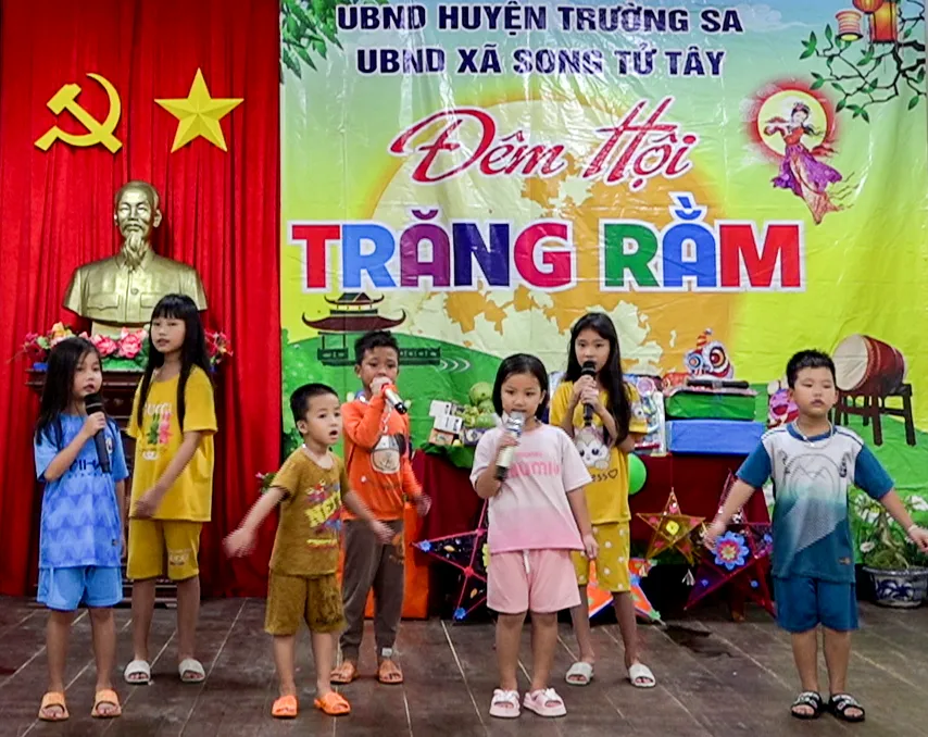 Các cháu thiếu nhi trên đảo Song Tử Tây biểu diễn văn nghệ đêm trung thu. Ảnh: TUYÊN BỐN các cháu thiếu nhi đảo Song Tử Tây biểu diễn.png