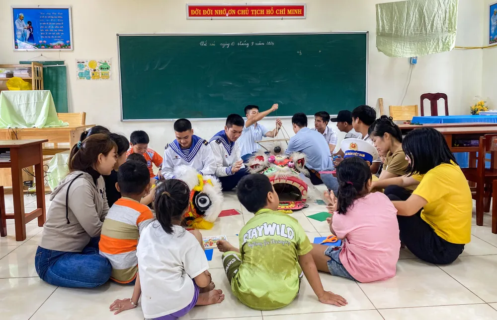 Cán bộ, chiến sĩ cùng các hộ dân trên đảo Đá Tây chuẩn bị cho đêm trung thu. Ảnh: TUYÊN BỐN Cán bộ, chiến sỹ cùng các hộ dân đảo Đá Tây chuẩn bị cho đêm Trung thu.JPG