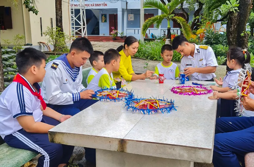 Cán bộ, chiến sĩ cùng các hộ dân đảo Sinh Tồn chuẩn bị cho tết Trung thu cho các cháu. Ảnh: TUYÊN BỐN đảo Trường Sa.jpg