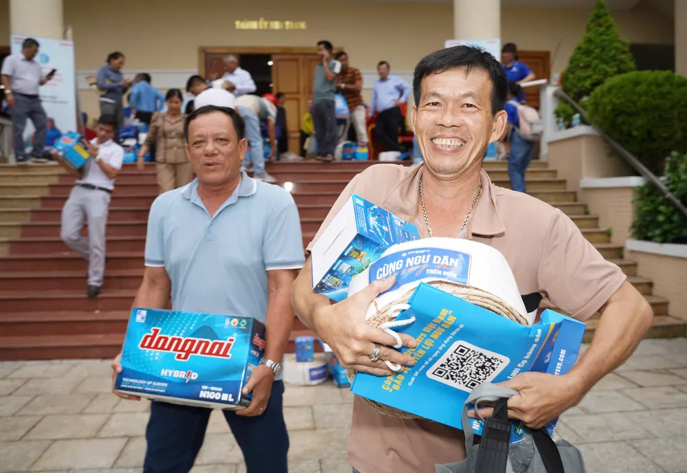 Cùng ngư dân thắp sáng đèn trên biển.jpg