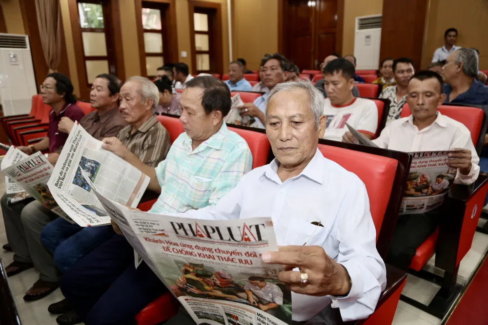 Ngư dân đến tham dự chương trình thắp sáng đèn trên biển, chiều 20-9. Ảnh: TRƯỜNG GIANG. z5849610580495_f737b757c006edc30c7278348bc323ee.jpg