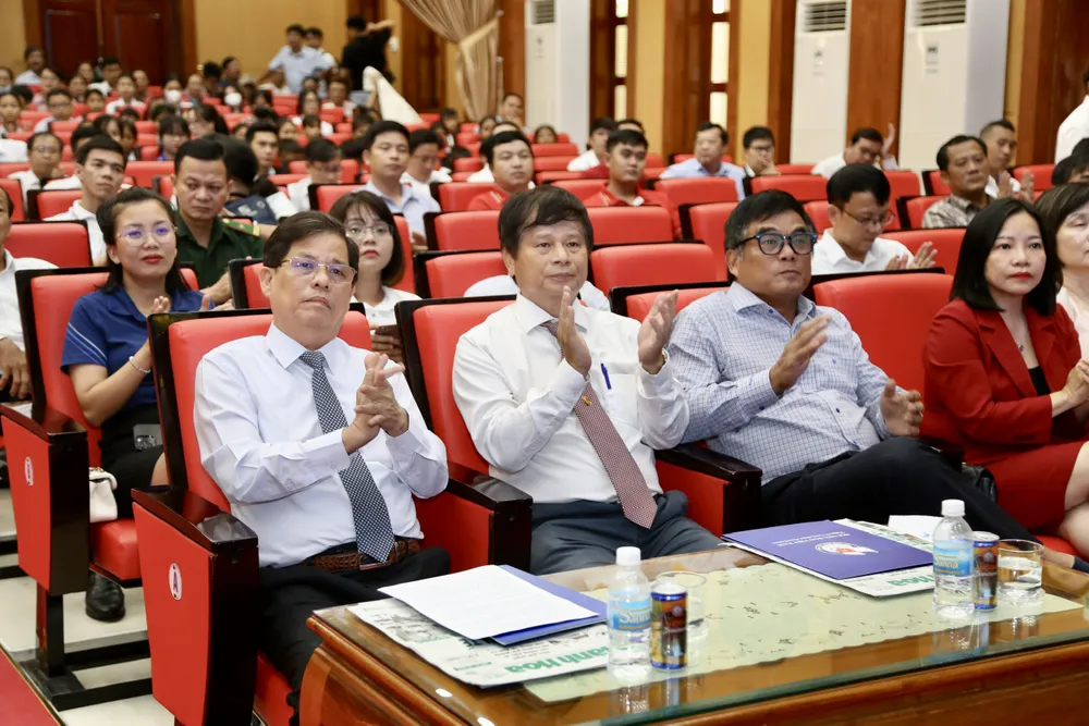 Các đại biểu tham dự chương trình. Ảnh: TRƯỜNG GIANG z5849710519864_f7ee9f7b6479bb439299b316a6db63e1.jpg