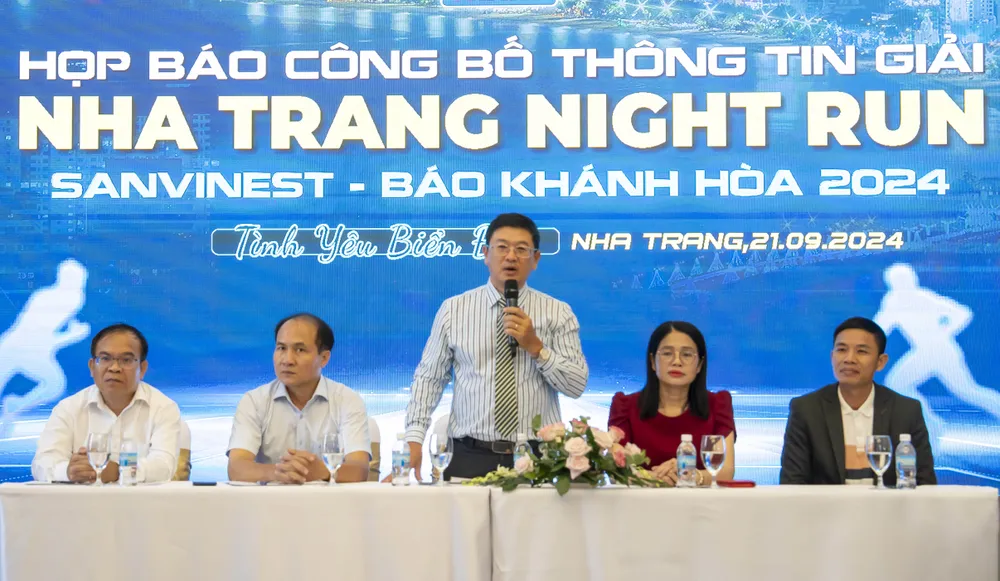 Ban tổ chức công bố giải chạy. Ảnh: XH Nha Trang Night Run Sanvinest.jpg