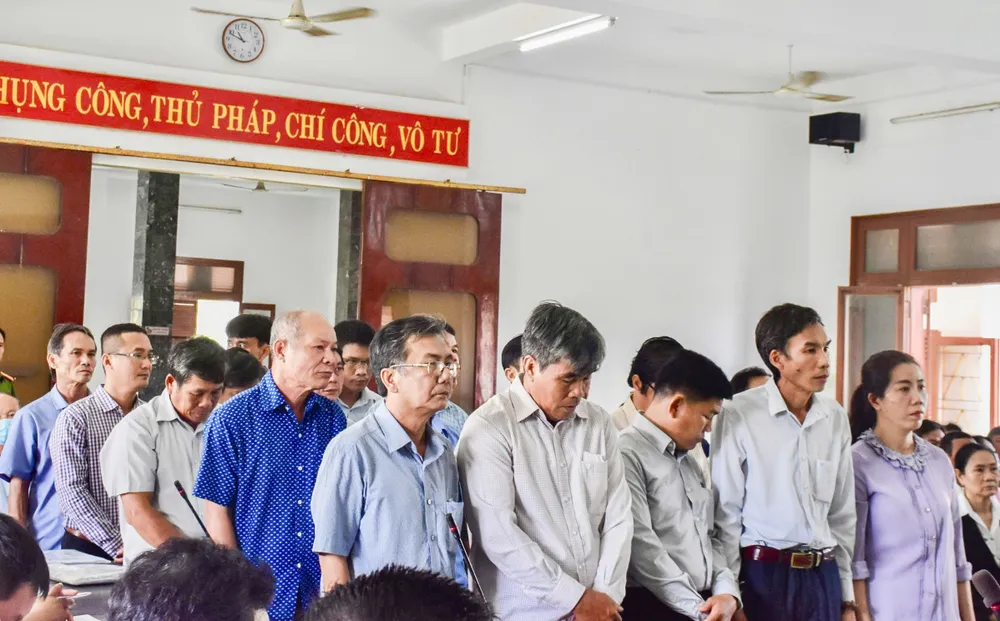 Các bị cáo tại tòa. Ảnh: AB quản-lý-đất-đai.jpg