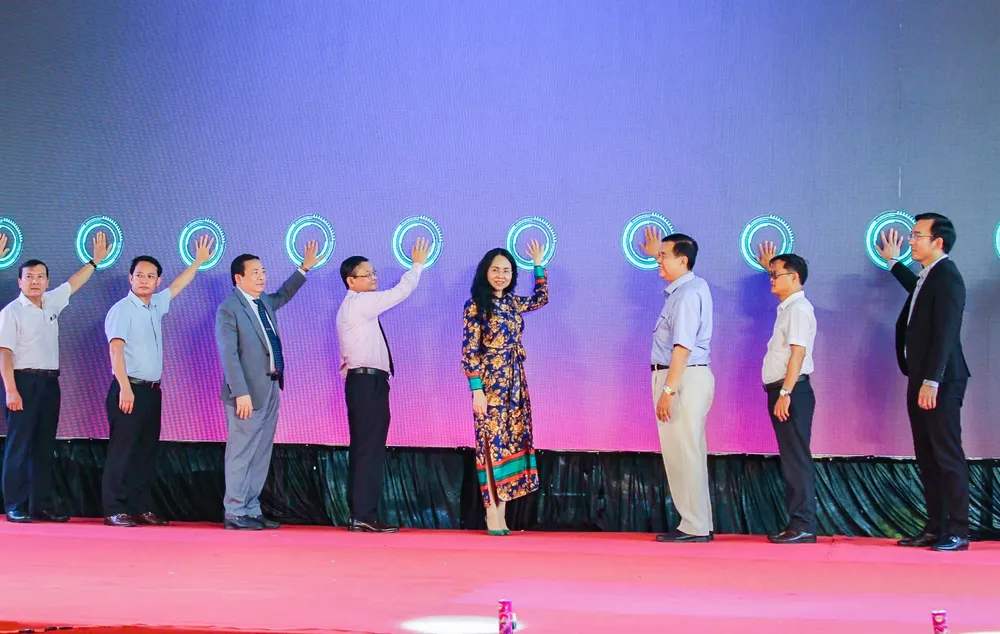 Các đại biểu nhấn nút khai mạc triển lãm các mô hình thương mại điện tử và các sản phẩm. Ảnh: TT thương mại điện tử.jpg