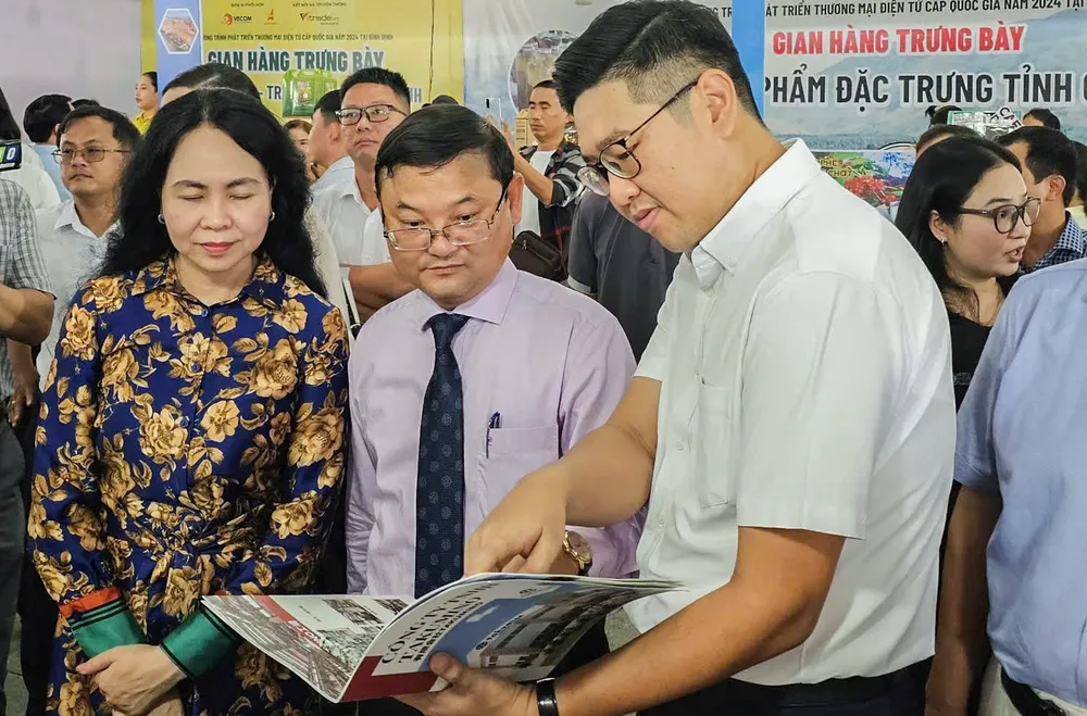 Đại biểu tham quan khu vực triển lãm các mô hình thương mại điện tử. Ảnh: TT z5863059876609_9049ba64b0aa5d22d28d731fbabdee7c.jpg
