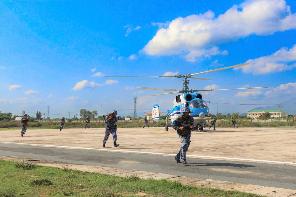 Bộ đội Lữ đoàn 101 cơ động xuống máy bay của Lữ đoàn 954, triển khai đội hình tác chiến.jpg