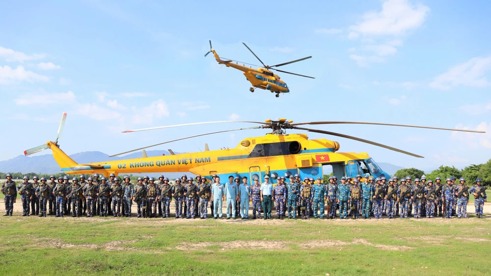 Cán bộ, chiến sỹ Lữ đoàn 101 với Lãnh đạo chỉ huy Trung đoàn 917 và phi đội bay.jpg