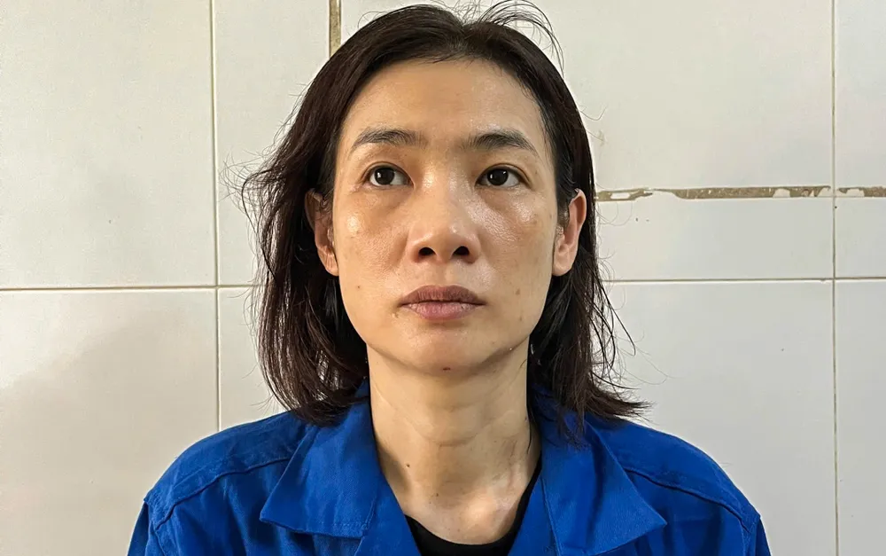 Lê Thị Thu Trâm bị bắt quả tang dán tờ rơi, bôi nhọ lãnh đạo các cấp ở khu vực trước UBND xã Sơn Nguyên. Ảnh: CA