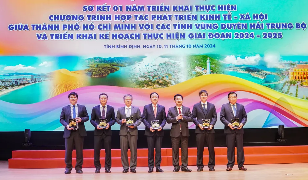 Phó Chủ tịch thường trực UBND TP.HCM Dương Ngọc Hải trao biểu trưng tri ân cho lãnh đạo các tỉnh vùng duyên hải Trung Bộ. Ảnh: HUỲNH HẢI 10.jpg