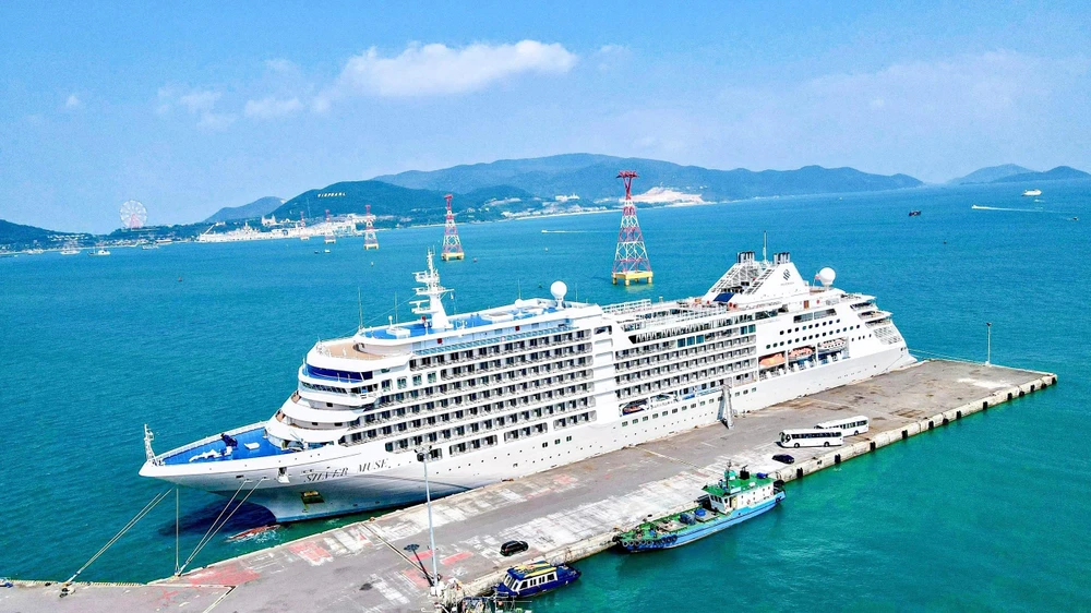 khách tàu biển.webp