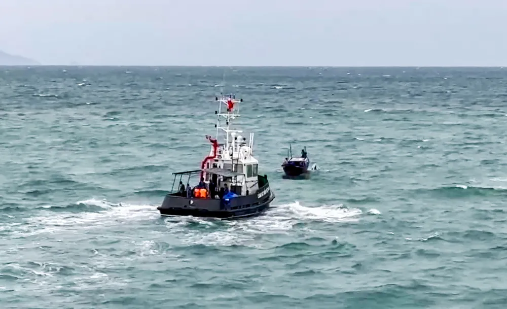 Tàu Cảnh sát biển 9033 tiếp cận xuồng bị nạn.jpg
