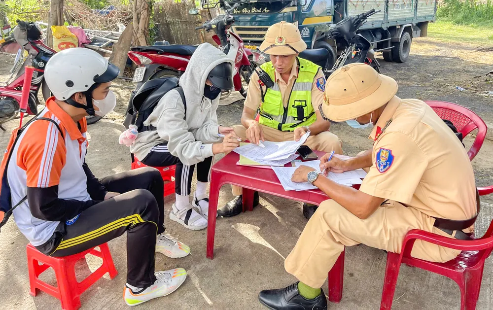 Cảnh sát giao thông Phú Yên lập biên bản đối với học sinh vi phạm trật tự giao thông. Ảnh: MINH TOÀN học sinh vi phạm trật tự an toàn giao thông.jpg