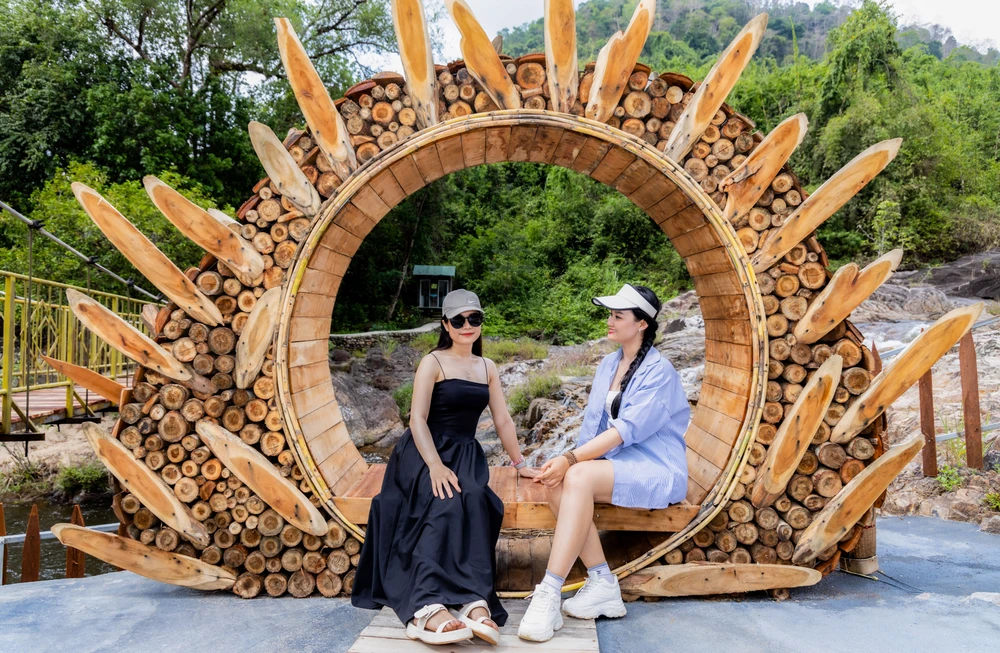 Nhiều điểm check-in thú vị cho du khách khi đến Yang Bay. Ảnh: KH Công viên du lịch Yang Bay.JPG