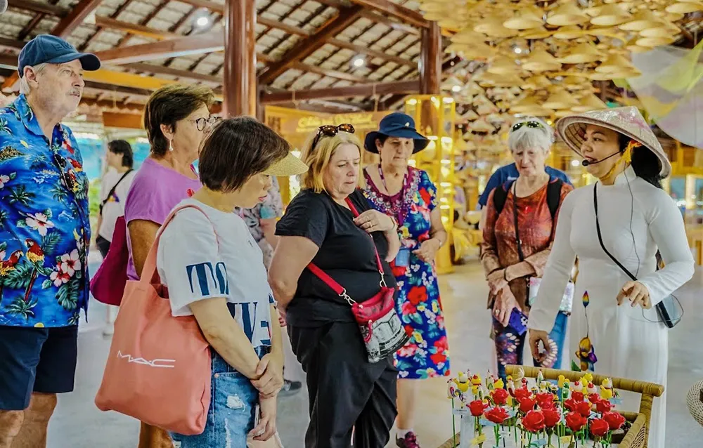 Khách tàu biển tham quan, mua sắm ở làng nghề Trường Sơn, TP Nha Trang. Ảnh: XT