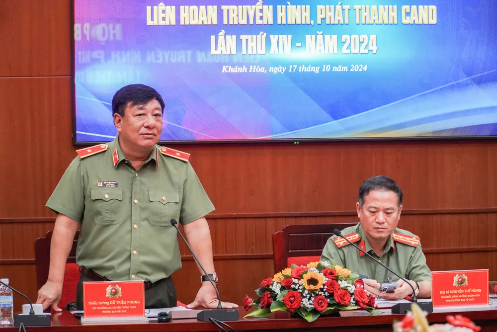 Thiếu tướng Đỗ Triệu Phong, Cục trưởng Cục truyền thông CAND, trả lời các câu hỏi tại buổi họp báo. Ảnh :XUÂN HOÁT liên hoan truyền hình 1.jpg
