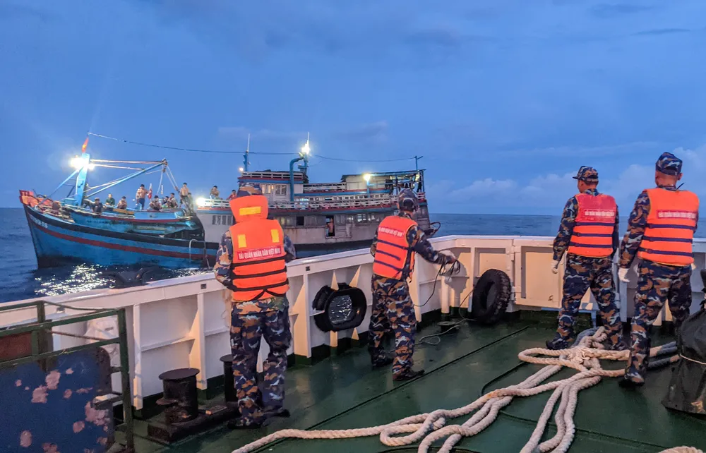 Cán bộ chiến sĩ tàu 468 tiếp cận tàu cá Bình Thuận để lai kéo. Ảnh: N. NAM Tàu cá Bình Thuận gãy trục lái, 14 ngư dân trôi tự do trên biển