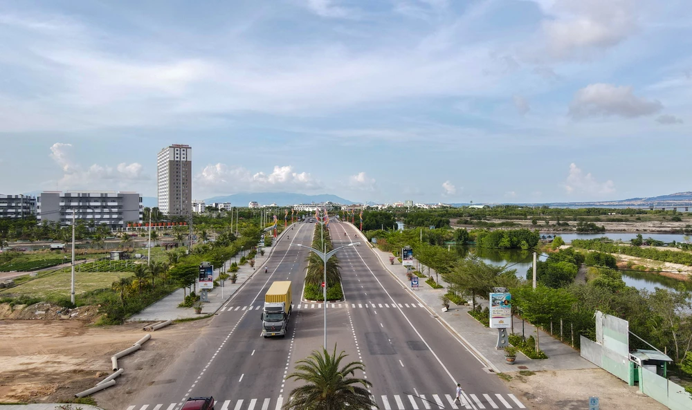 Dự án đường ven biển tỉnh Bình Định dài hơn 115 km, có tổng mức đầu tư hơn 9.000 tỉ đồng, khởi công hồi tháng 11-2019, khánh thành ngày 4-2-2023. Tuyến giao thông này chạy song song với Quốc lộ 1, thông suốt từ TP Quy Nhơn đến thị xã Hoài Nhơn, được kỳ vọng tạo động lực phát triển toàn diện khu vực ven biển tỉnh Bình Định. DJI_0299.jpg
