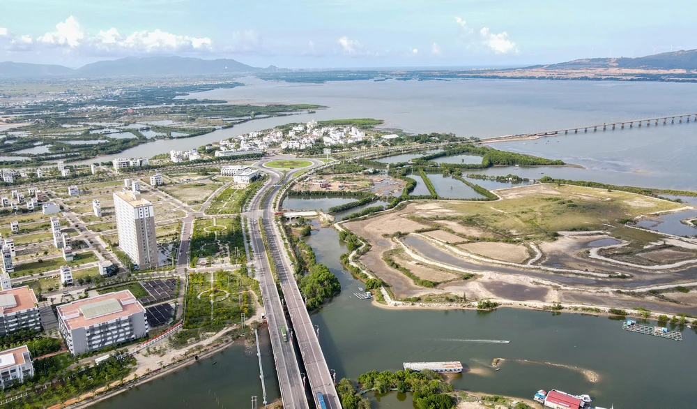 Theo UBND tỉnh Bình Định, tỉnh đang đầu tư sáu công trình giao thông trọng điểm giai đoạn 2021-2025 với tổng mức đầu tư hơn 7.300 tỉ đồng. DJI_0315.jpg