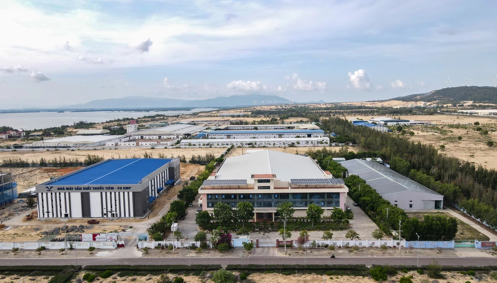 Khu công nghiệp Nhơn Hội nằm trên bán đảo Phương Mai thu hút nhiều dự án trong các lĩnh vực du lịch, dịch vụ, đô thị, công nghiệp, cảng biển, năng lượng tái tạo, thủy sản... DJI_0357.jpg