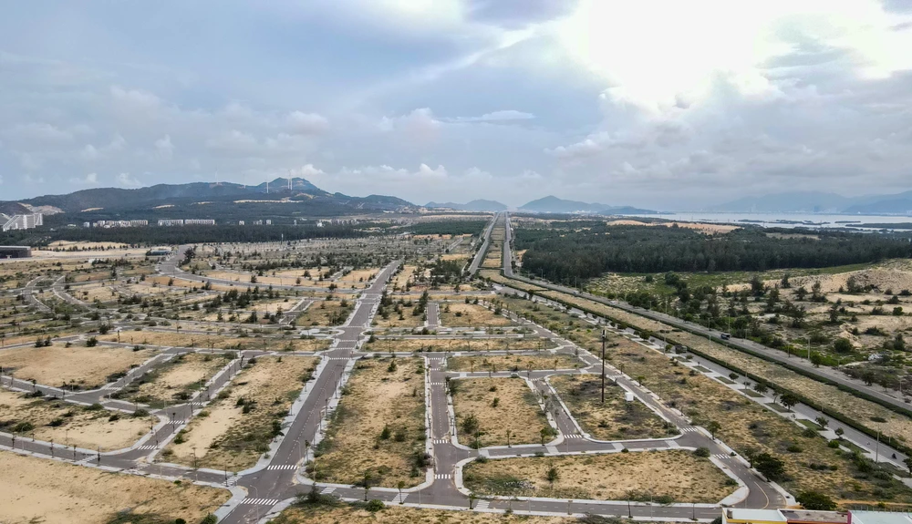 Từ khi đường ven biển hình thành, nhiều dự án đô thị, du lịch được triển khai, làm khu vực phía Đông tỉnh Bình Định phát triển vượt bậc. DJI_0428.jpg