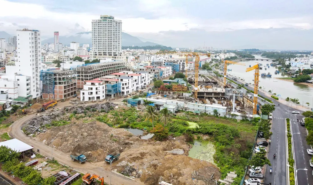 Dự án khu dân cư Cồn Tân Lập vẫn ngỗn ngang sau hơn 12 năm. Ảnh: XUÂN HOÁT dự án cồn tân lập.jpg