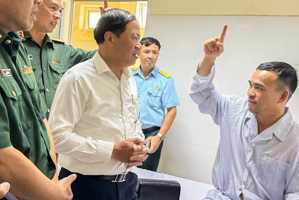 Đại tá Nguyễn Văn Sơn (bìa phải) cho biết sức khỏe đã ổn định. Ảnh: TD Phi công kể thời khắc quyết định bật nút nhảy dù khỏi máy bay quân sự Yak-130