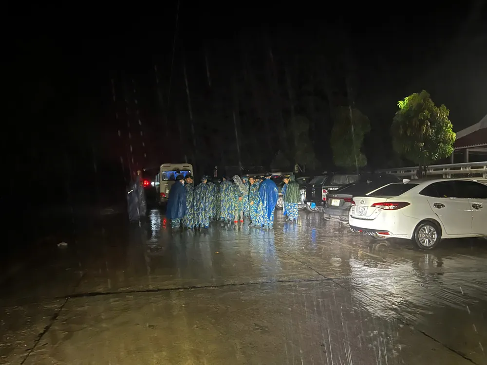 Tại nơi tập kết quân ở khu du lịch Hầm Hô thuộc huyện Tây Sơn, tỉnh Bình Định, tất cả lực lượng được huy động được triển khai tìm kiếm xuyên đêm bất kể thời tiết xấu với mục tiêu tìm thấy hai phi công nhanh nhất có thể.