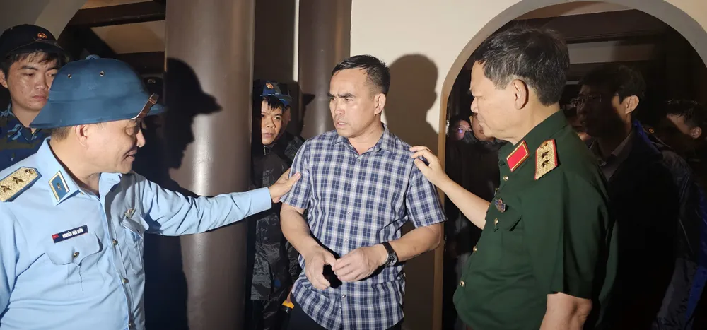 Còn Thượng tá Nguyễn Hồng Quân, Chủ nhiệm bay Trung đoàn Không quân 940, phi công bay buồng sau, cũng được tìm thấy và đưa xuống núi vào rạng sáng 7-11.