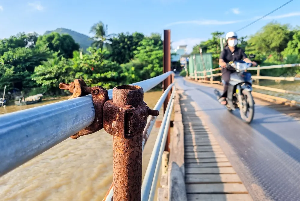 Người dân nơm nớp khi đi qua cầu Phú Kiểng. Ảnh: XUÂN HOÁT ỏ Nha Trang.jpg