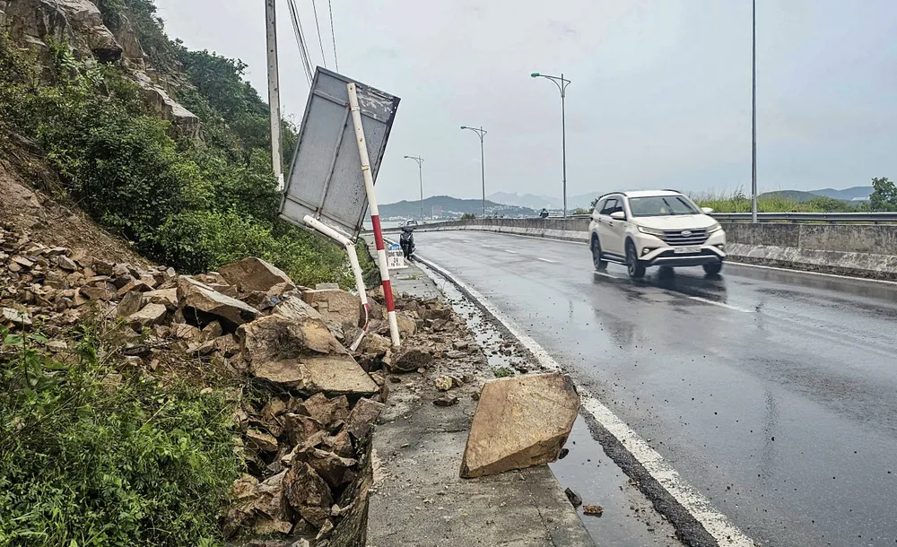 Một điểm sạt lở trên đèo Cù Hin đường Nguyễn Tất Thành, TP Nha Trang