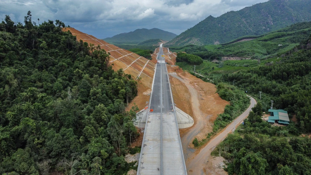 Đến nay, các nhà thầu đã xây dựng 34/34 cây cầu trên cao tốc Vân Phong - Nha Trang.