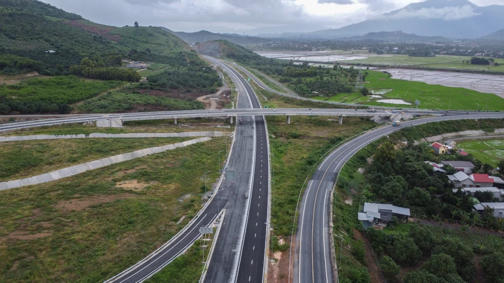 Trong lần kiểm tra việc thực hiện các dự án cao tốc đi qua các tỉnh Khánh Hòa, Phú Yên và Bình Định, Thủ tướng Phạm Minh Chính yêu cầu phấn đấu hoàn thành dự án Vân Phong - Nha Trang vào 30-4-2025; dự án Chí Thạnh - Vân Phong vào 2-9-2025 và dự án Hoài Nhơn - Quy Nhơn chậm nhất vào 30-6-2025. Qua đó sẽ thông tuyến cao tốc từ Quảng Ngãi tới TP.HCM trong năm 2025, đúng dịp kỷ niệm 50 năm giải phóng miền Nam.