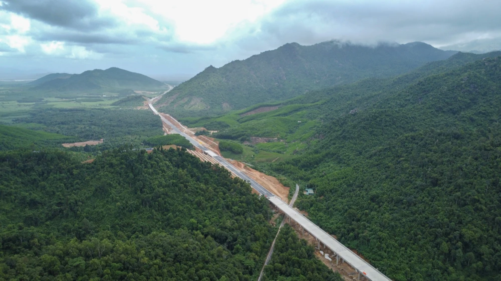 Theo Ban Quản lý dự án 7, thời gian đầu dự án vướng mắc về giải phóng mặt bằng. Từ tháng 10-2024, UBND tỉnh Khánh Hòa lập tổ công tác đặc biệt để hỗ trợ, giám sát công tác giải phóng mặt bằng các dự án trọng điểm trên địa bàn thị xã Ninh Hòa, trong đó có dự án cao tốc Vân Phong - Nha Trang.