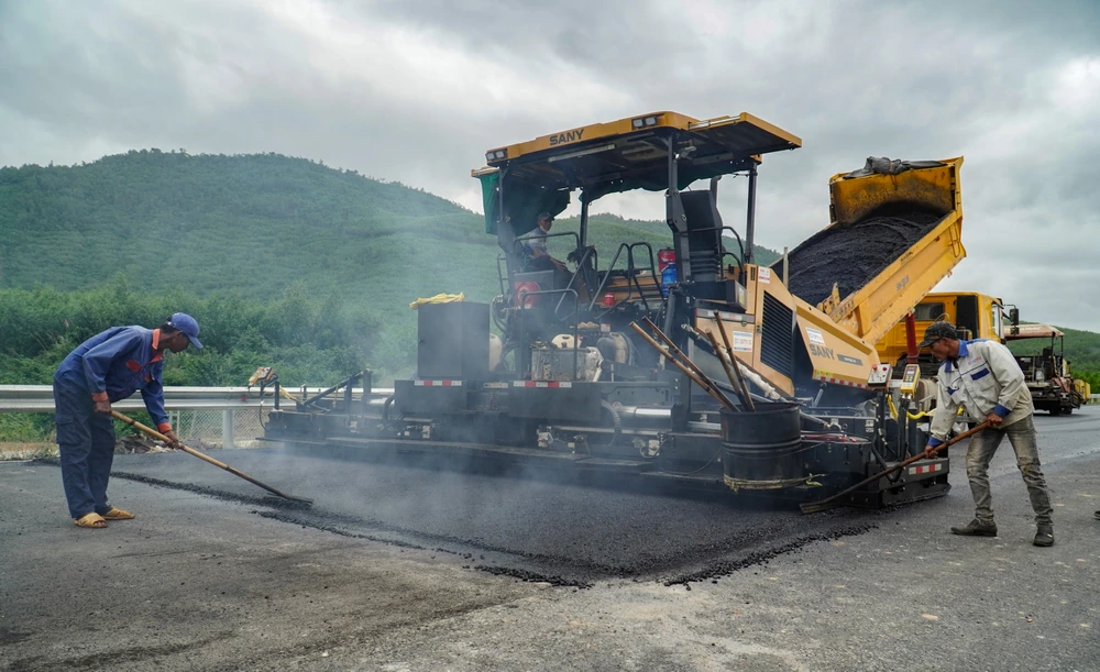 Cũng theo Ban Quản lý dự án 7, đến nay dự án cơ bản hoàn thành tuyến chính, còn vướng mắc một số vị trí cục bộ. Trong ảnh, công nhân thi công thảm bê tông nhựa lớp cuối cùng.