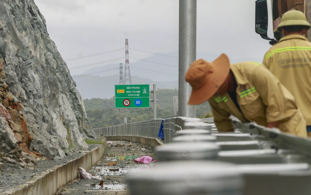 Công nhân Tập đoàn Sơn Hải lắp hộ lan trên cao tốc Vân Phong - Nha Trang đoạn tiếp giáp với cao tốc Nha Trang - Cam Lâm.