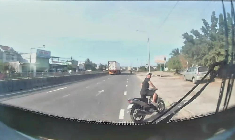 ném đá vào xe buýt.jpg